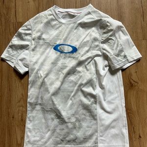Oakley T-shirt